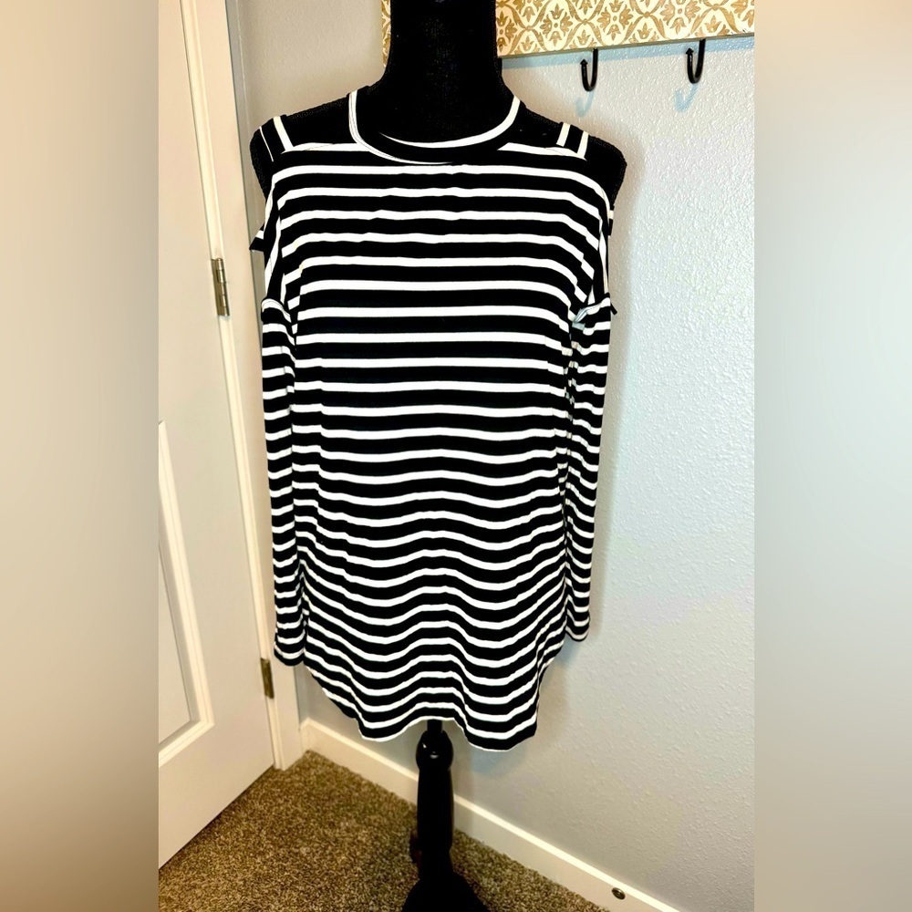 Cherish Women’s Long Sleeve Cold Shoulder Top Sz S NWOT - Picture 2 of 9
